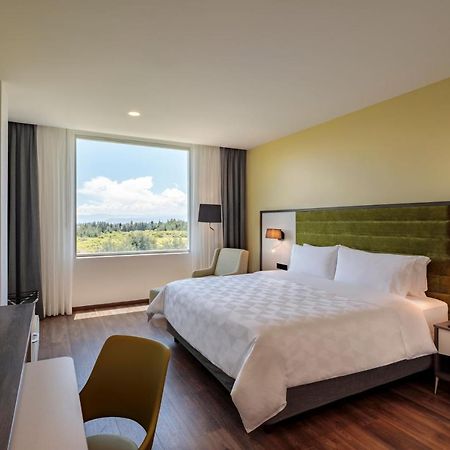 Holiday Inn - Quito Airport By Ihg Tababela Dış mekan fotoğraf A room at the Hilton Garden Inn in San Jose, Costa Rica