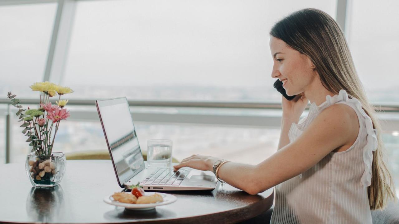 Holiday Inn - Quito Airport By Ihg Tababela Dış mekan fotoğraf A woman working from home
