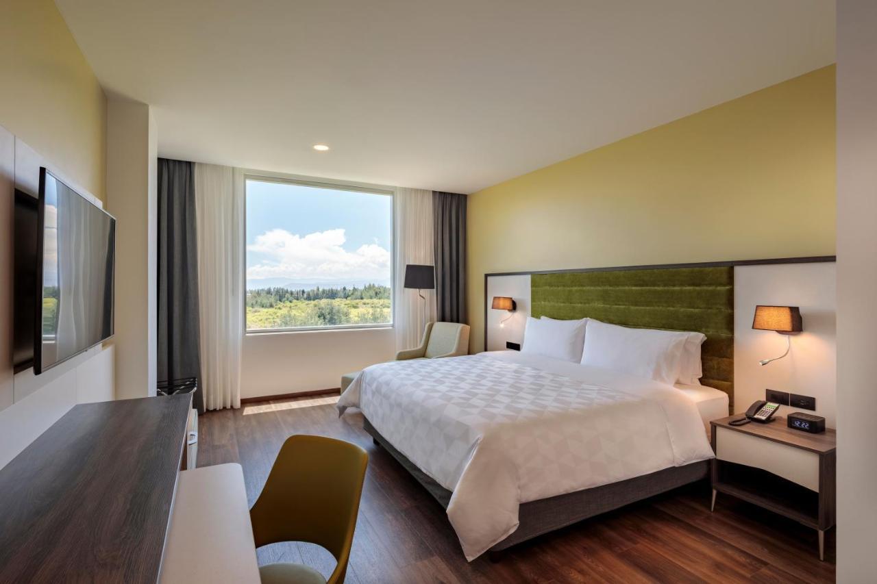 Holiday Inn - Quito Airport By Ihg Tababela Dış mekan fotoğraf A room at the Hilton Garden Inn in San Jose, Costa Rica