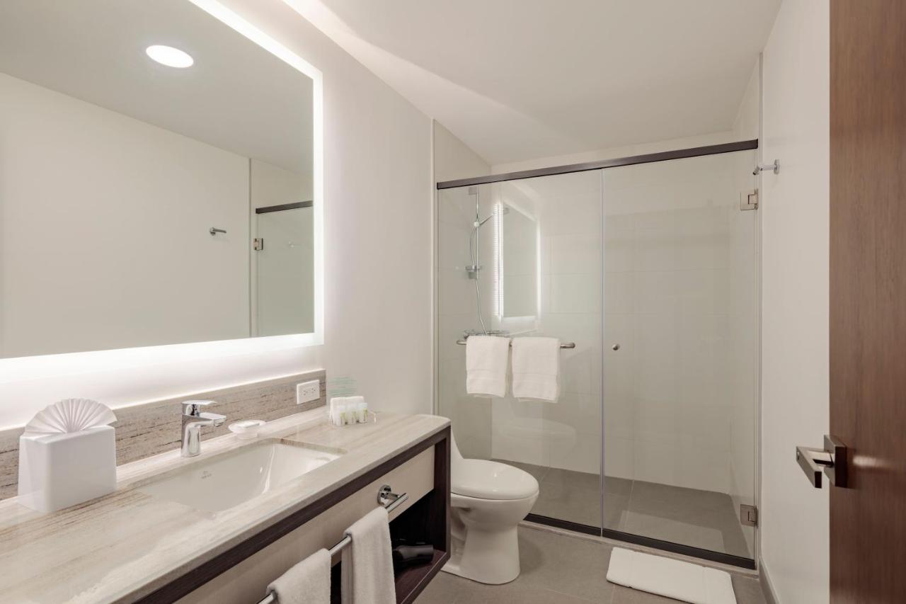 Holiday Inn - Quito Airport By Ihg Tababela Dış mekan fotoğraf A bathroom in a hotel